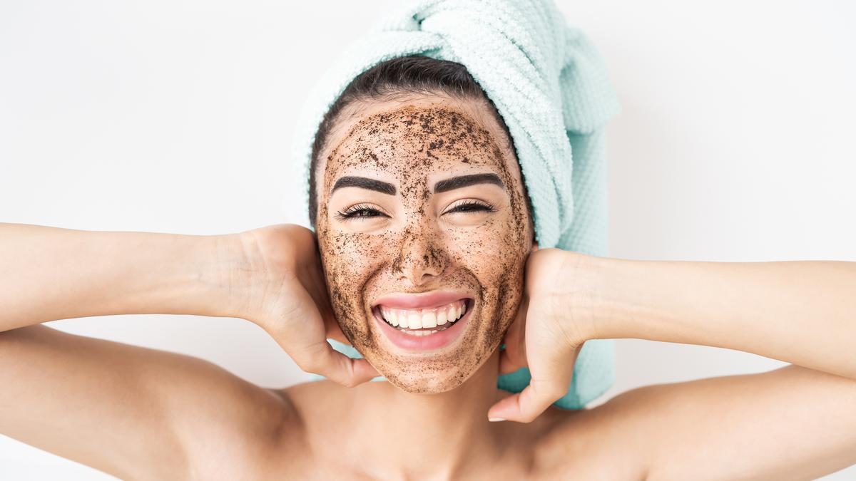 Los exfoliantes faciales que necesitas para lograr un rostro luminoso y resplandeciente