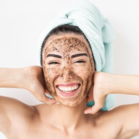 Los exfoliantes faciales que necesitas para lograr un rostro luminoso y resplandeciente