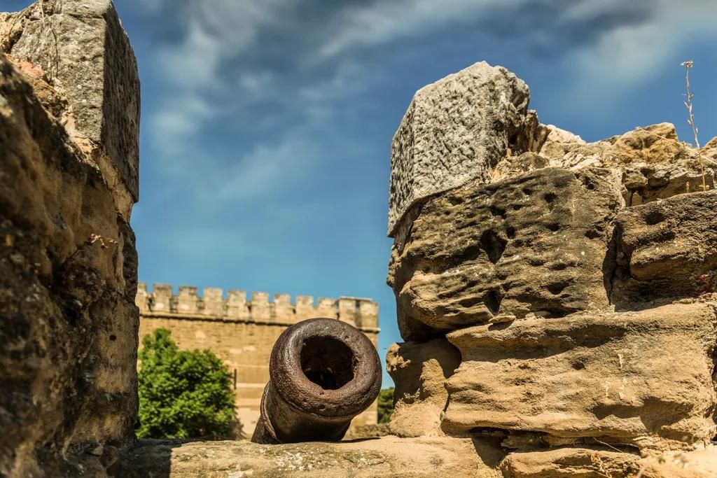 La muralla es interesado para los aficionados a la artillería.