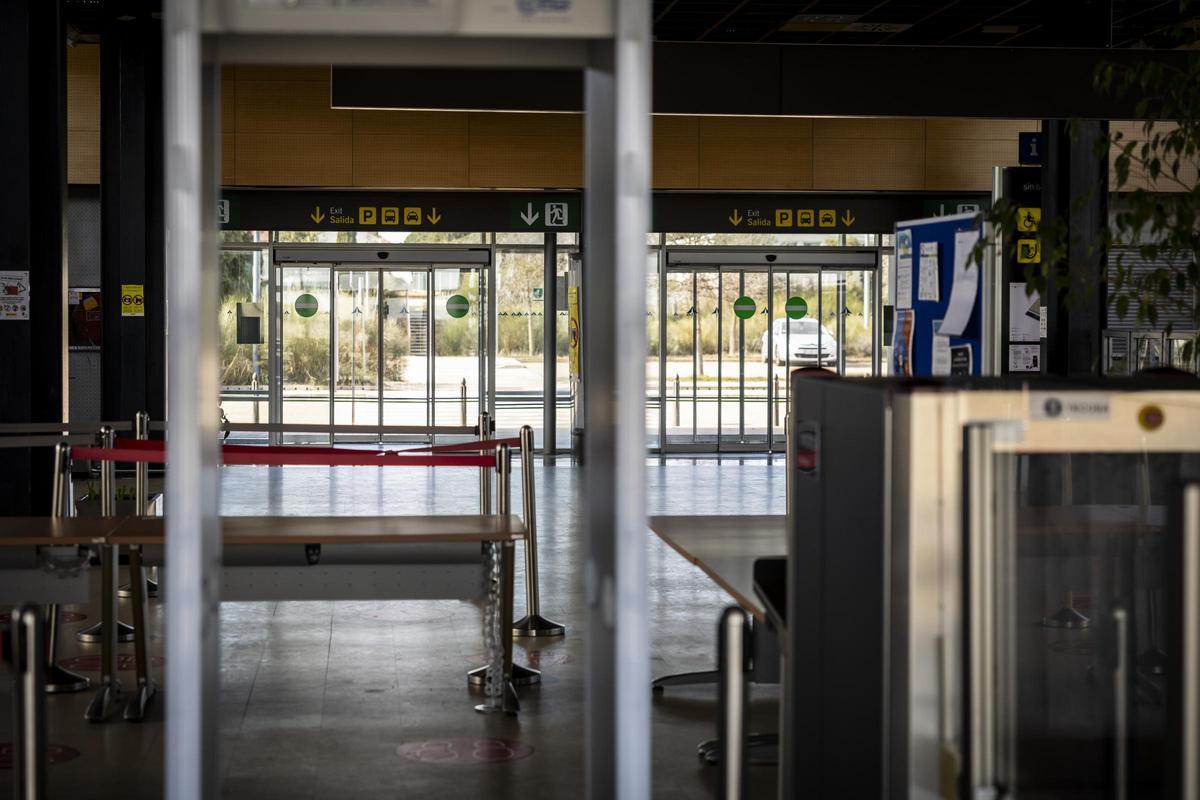 En imágenes | Este es el estado actual del aeropuerto Huesca-Pirineos, el menos utilizado de España