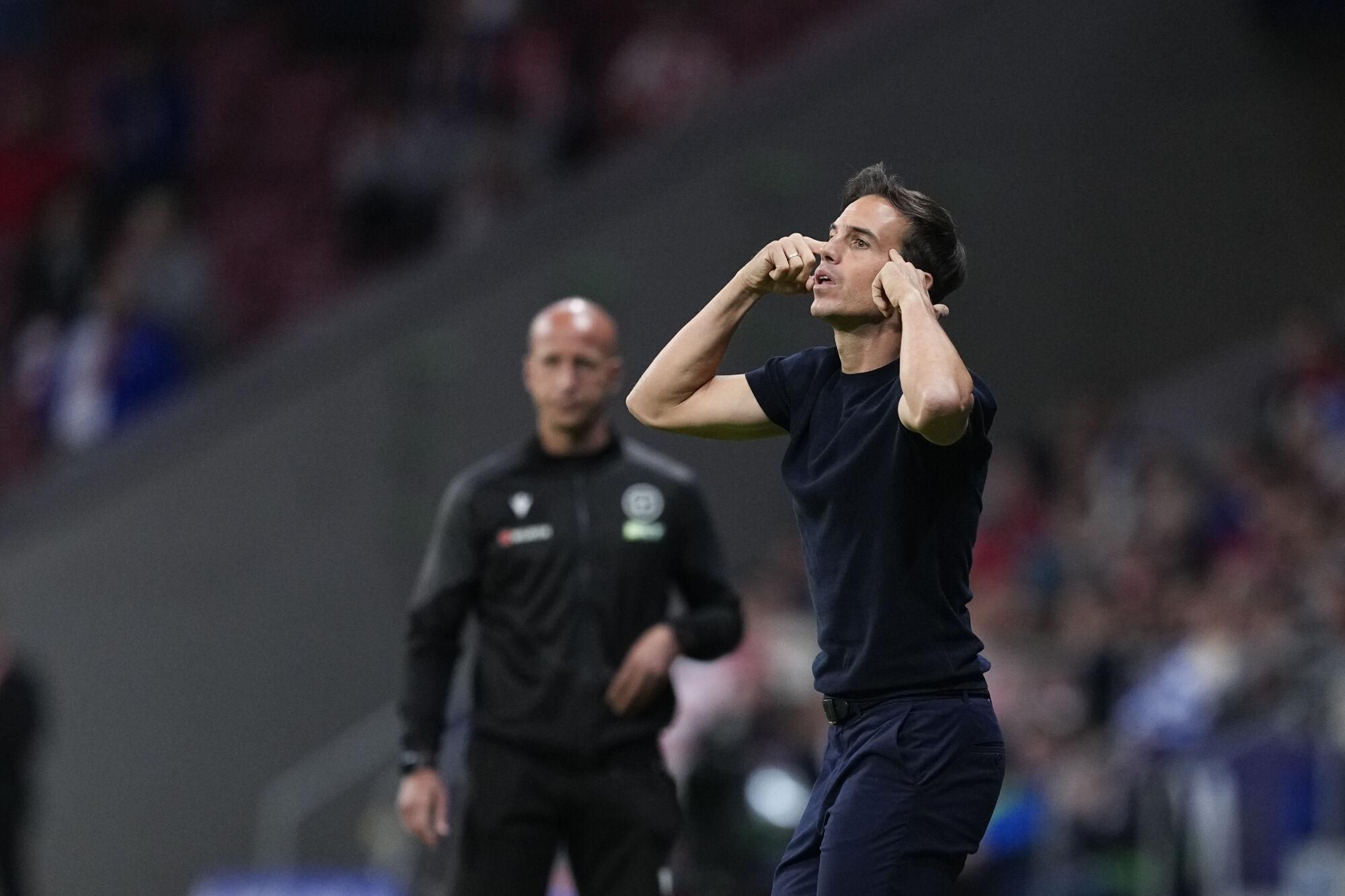 Inigo Perez, head coach of Rayo Vallecano, gestures during the Spanish League, LaLiga EA Sports, football match played between Atletico de Madrid and Rayo Vallecano at Riyadh Air Metropolitano stadium on September 24, 2025, in Madrid, Spain. AFP7 24/09/2025 ONLY FOR USE IN SPAIN. Oscar J. Barroso / AFP7 / Europa Press;2025;SOCCER;SPAIN;SPORT;ZSOCCER;ZSPORT;Atletico de Madrid v Rayo Vallecano - LaLiga EA Sports;