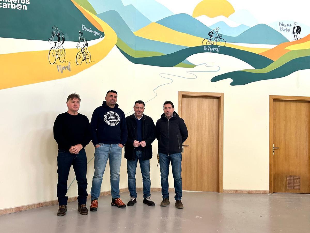 Varios de los protagonistas del mural, con el Alcalde.