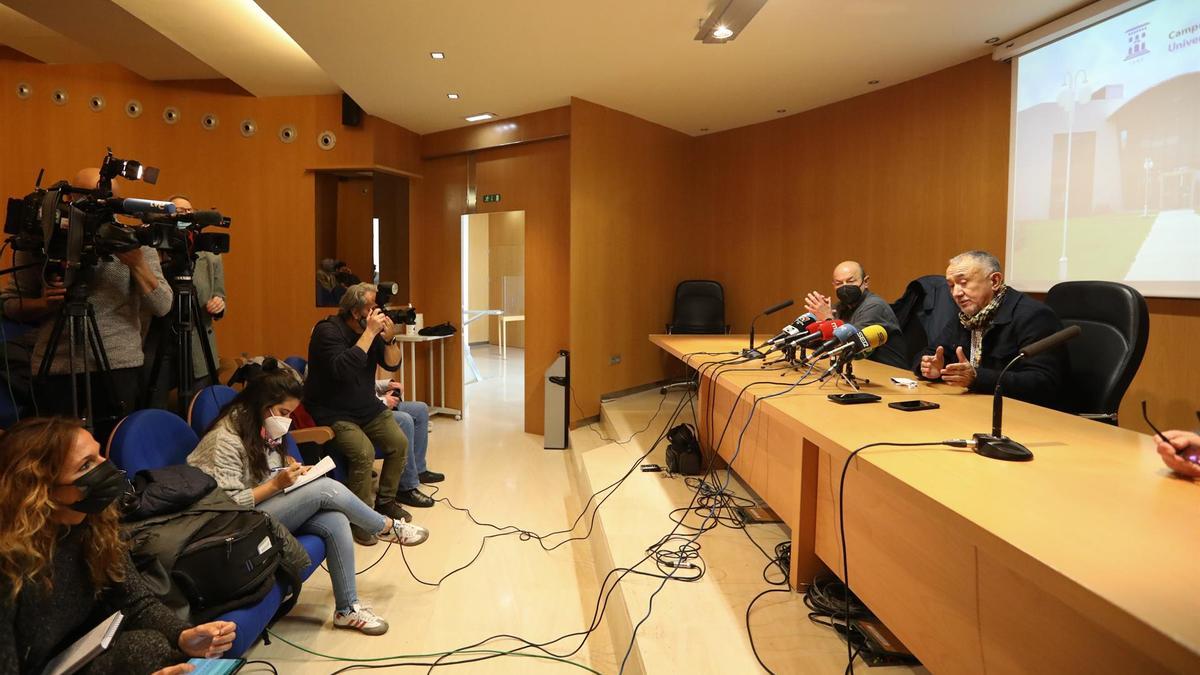 El secretario general de UGT, Pepe Álvarez, y el secretario general de UGT Aragón, Daniel Alastuey, en rueda de prensa en el campus de Teruel