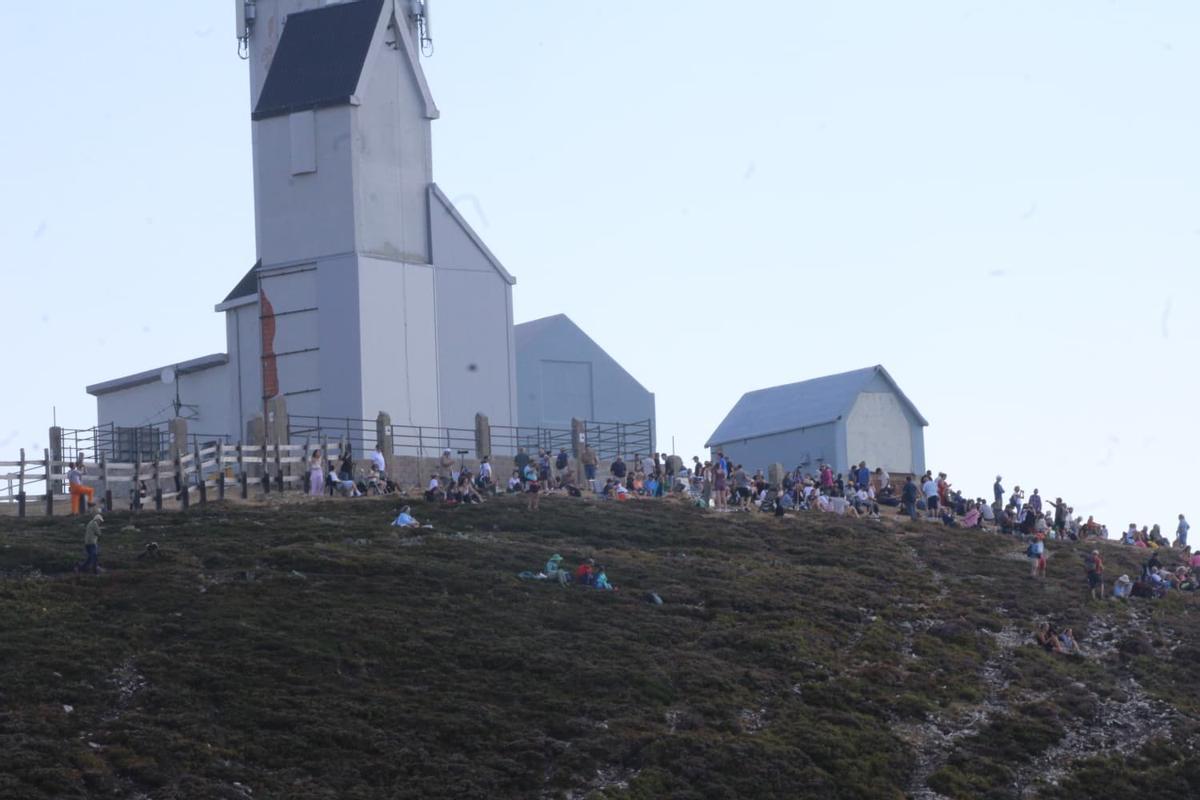 Así se vive el eclipse desde la estación de Pajares: cientos de personas ven sin problemas el esperado evento astronómico, "es increíble"