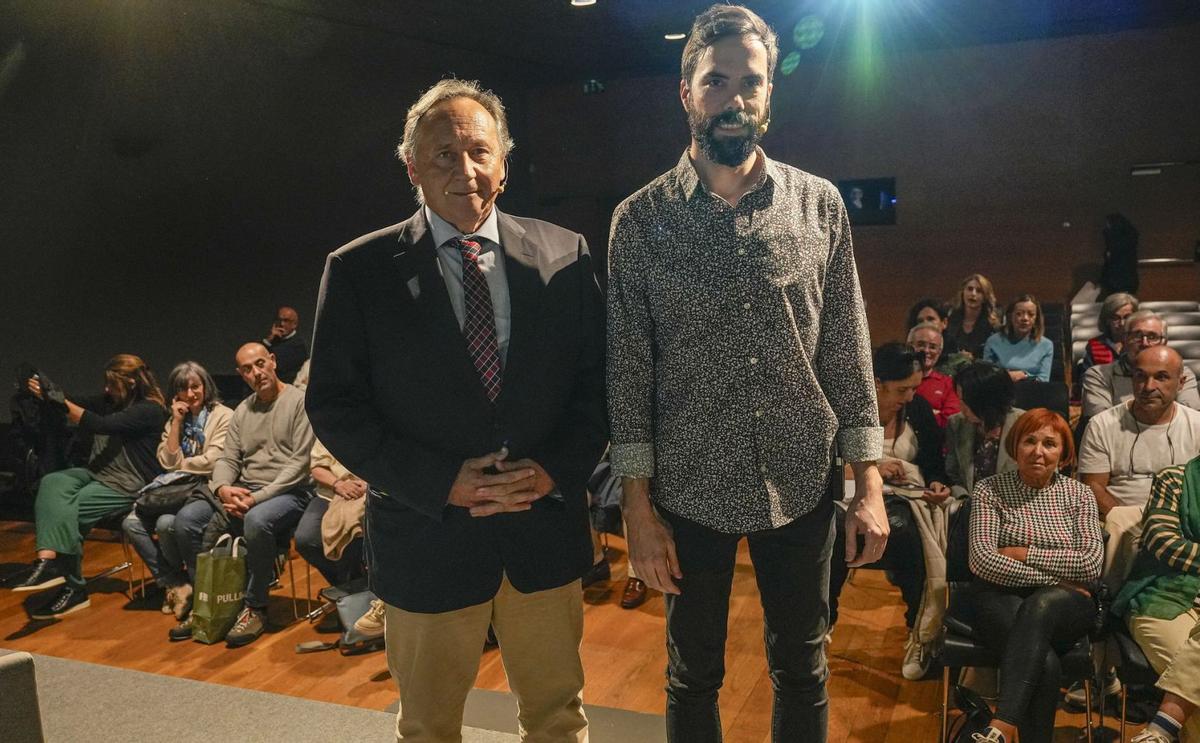 Gustavo A. Garrido y Luis Lope 
de Toledo, ayer, en el Club FARO. 
|  Adrián Irago