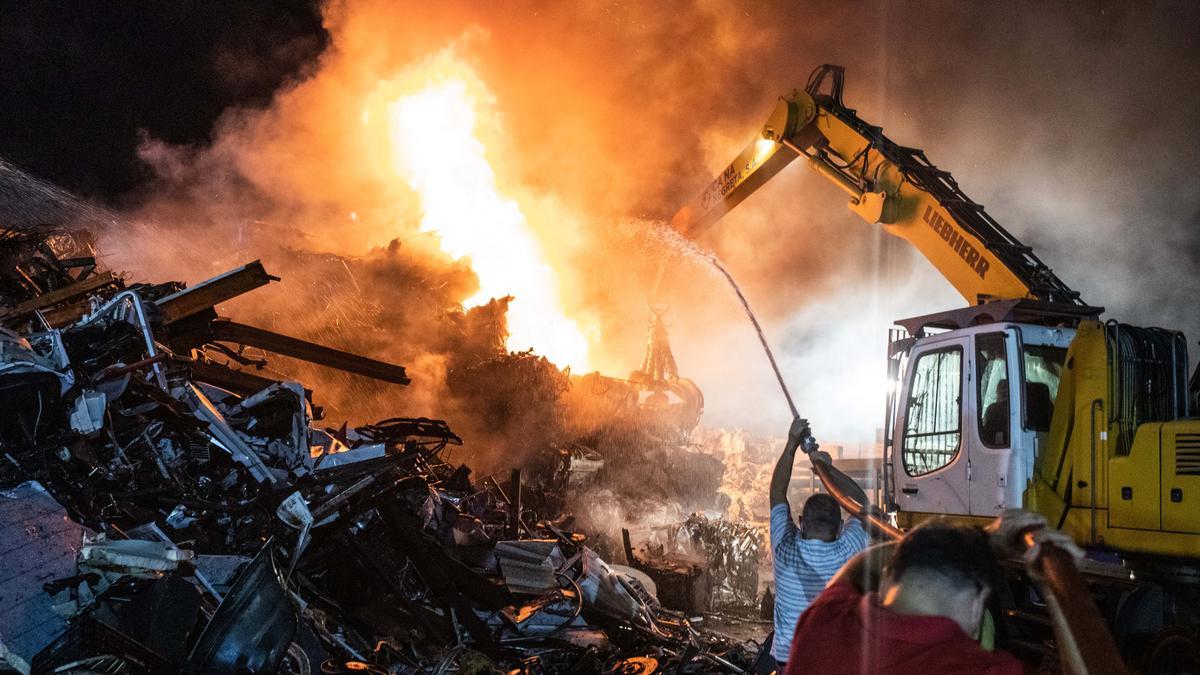 Declarado un fuego en el desguace de Ca Na Negreta