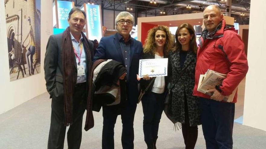Delegación del Ayuntamiento de Puebla en Madrid, con el diploma de reconocimiento a la belleza de la villa.