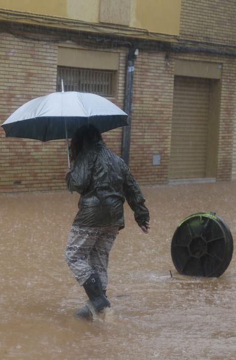 Consecuencias de la tromba de agua caída en Alzira esta pasada madrugada y esta mañana.