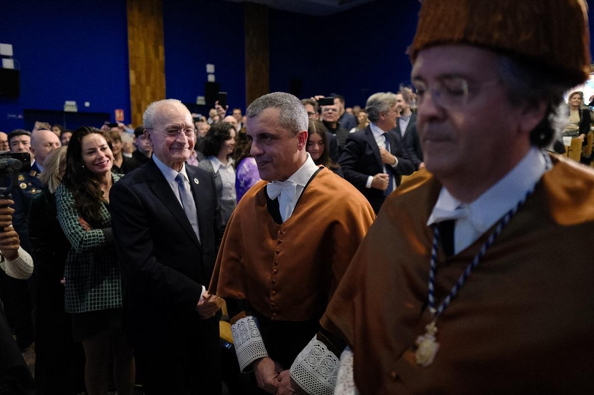 Bernardo Quintero, enel acto de investidura como doctor 'honoris causa' de la UMA, junto al alcalde, Francisco de la Torre.