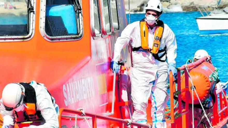 Miembros de Salvamento Marítimo en Arguineguín.