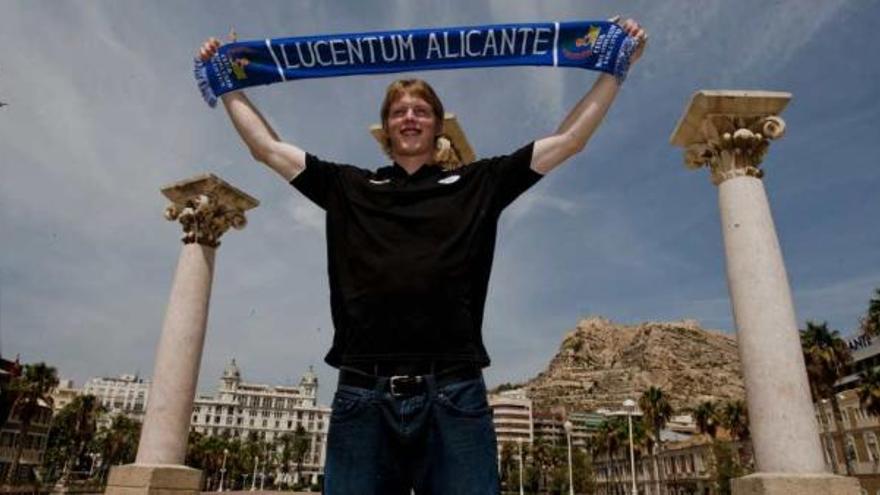 Kyle Singler tras su presentación como nuevo jugador del Lucentum el pasado verano.