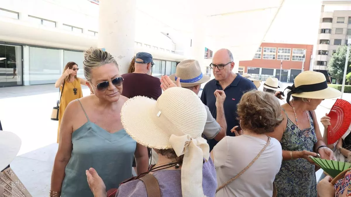 Los vecinos de la plaza Séneca exigen soluciones en una protesta ante dos concejales de Alicante