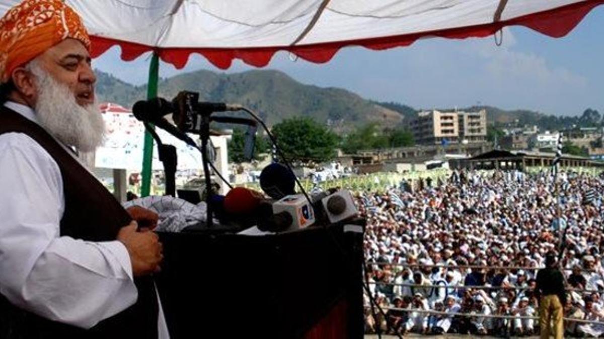 El líder del partido islamista JUI-F, Fazlur Rehman, se dirige a sus seguidores en Manshera (noroeste), este lunes.
