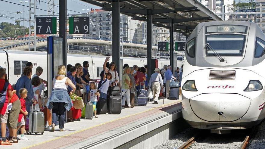 Uno de los trenes Alvia que cubre la ruta Vigo-Madrid, en Guixar. // Marta G. Brea