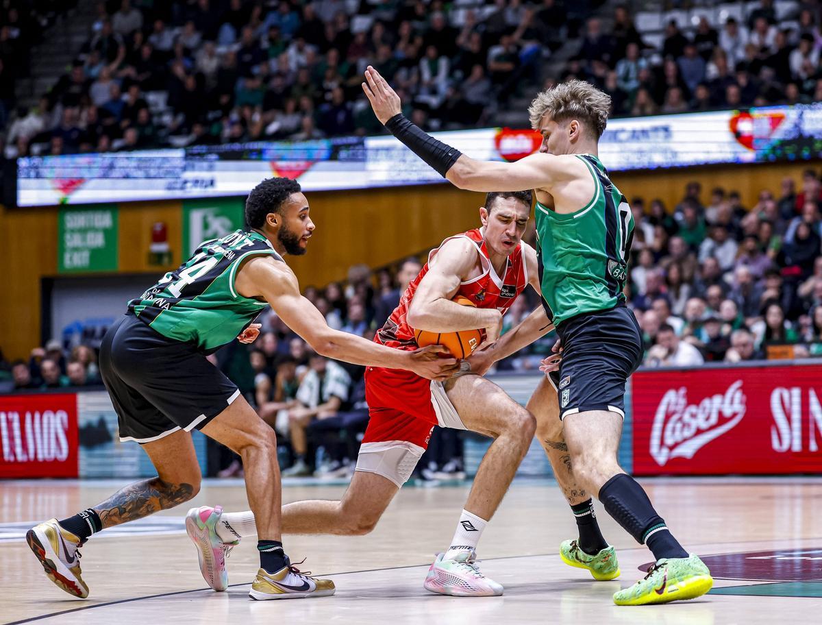 Álex Reyes intenta jugar en el partit de Badalona entre Cameron Hunt i Henri Drell