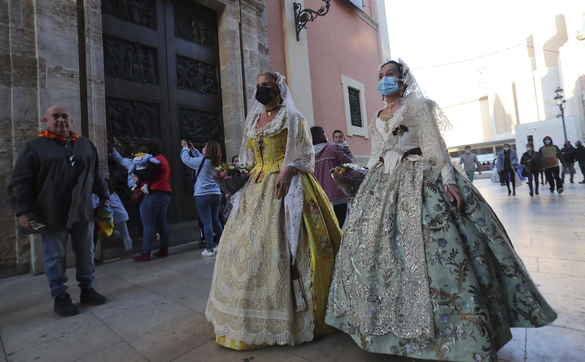 Flores de los falleros a la Virgen en el primer día de la "no ofrenda"