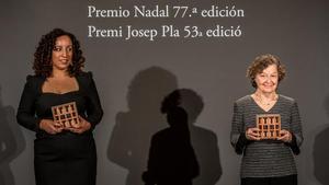 Najat El-Hachmi con su premio Nadal y Maria Barbal, con el Josep Pla, este miércoles en el Hotel Palace.  