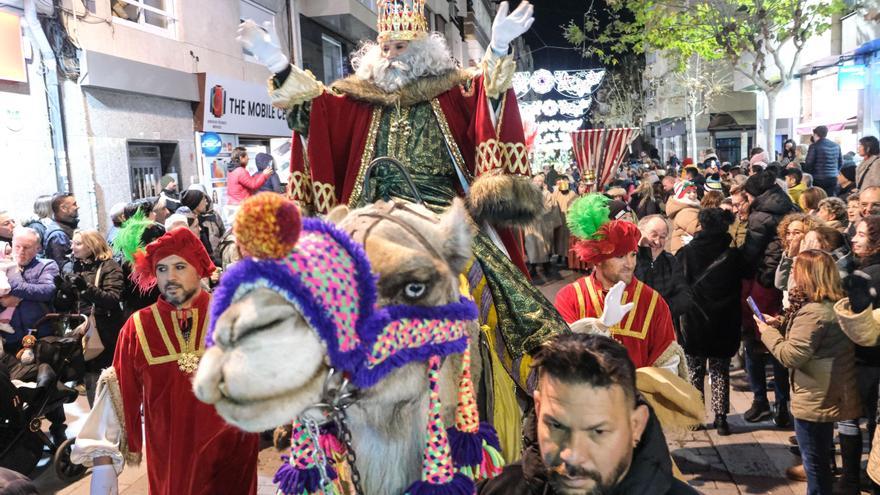 Todas las imágenes de la cabalgata de los Reyes Magos 2024 en Elda