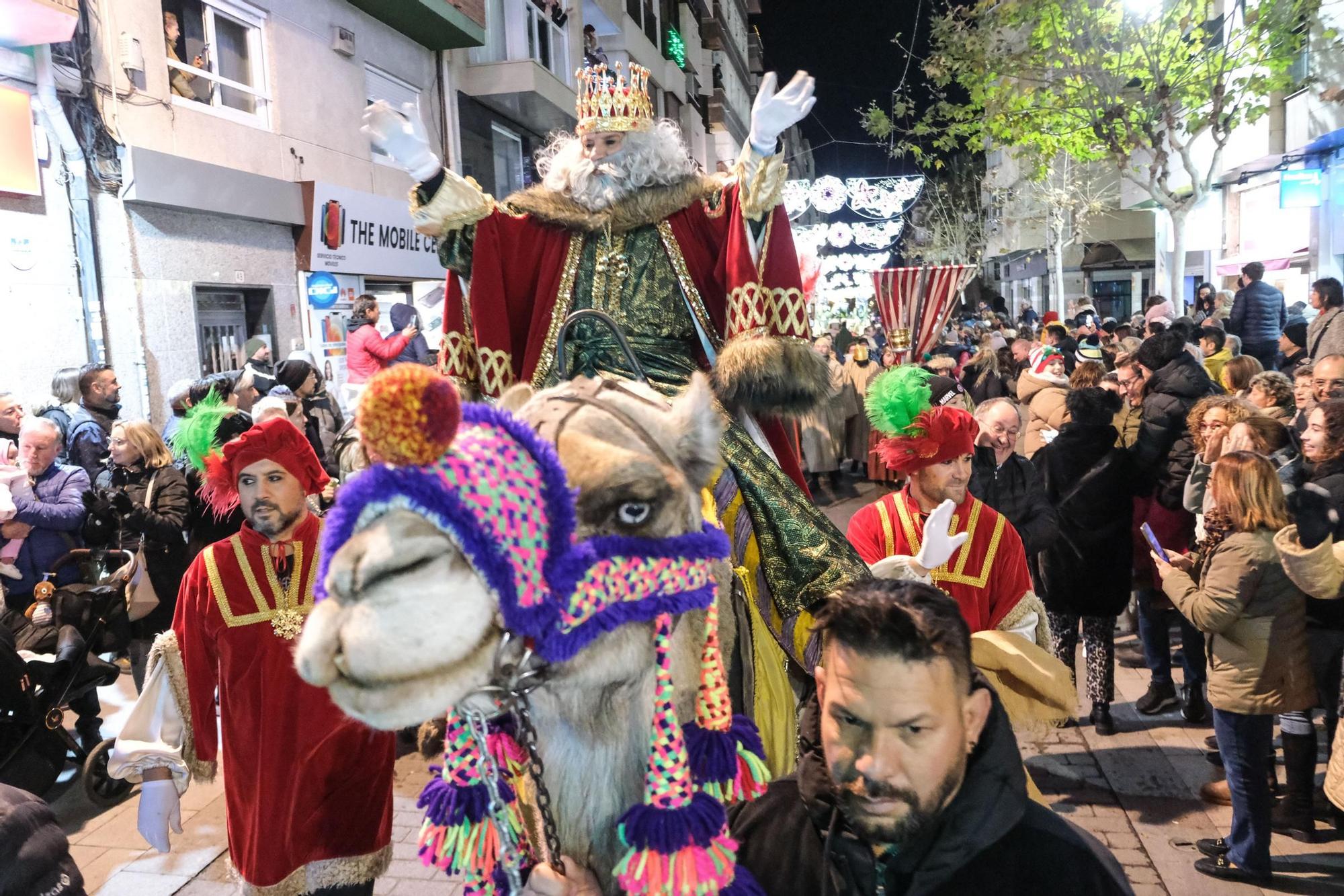 Todas las imágenes de la cabalgata de los Reyes Magos 2024 en Elda