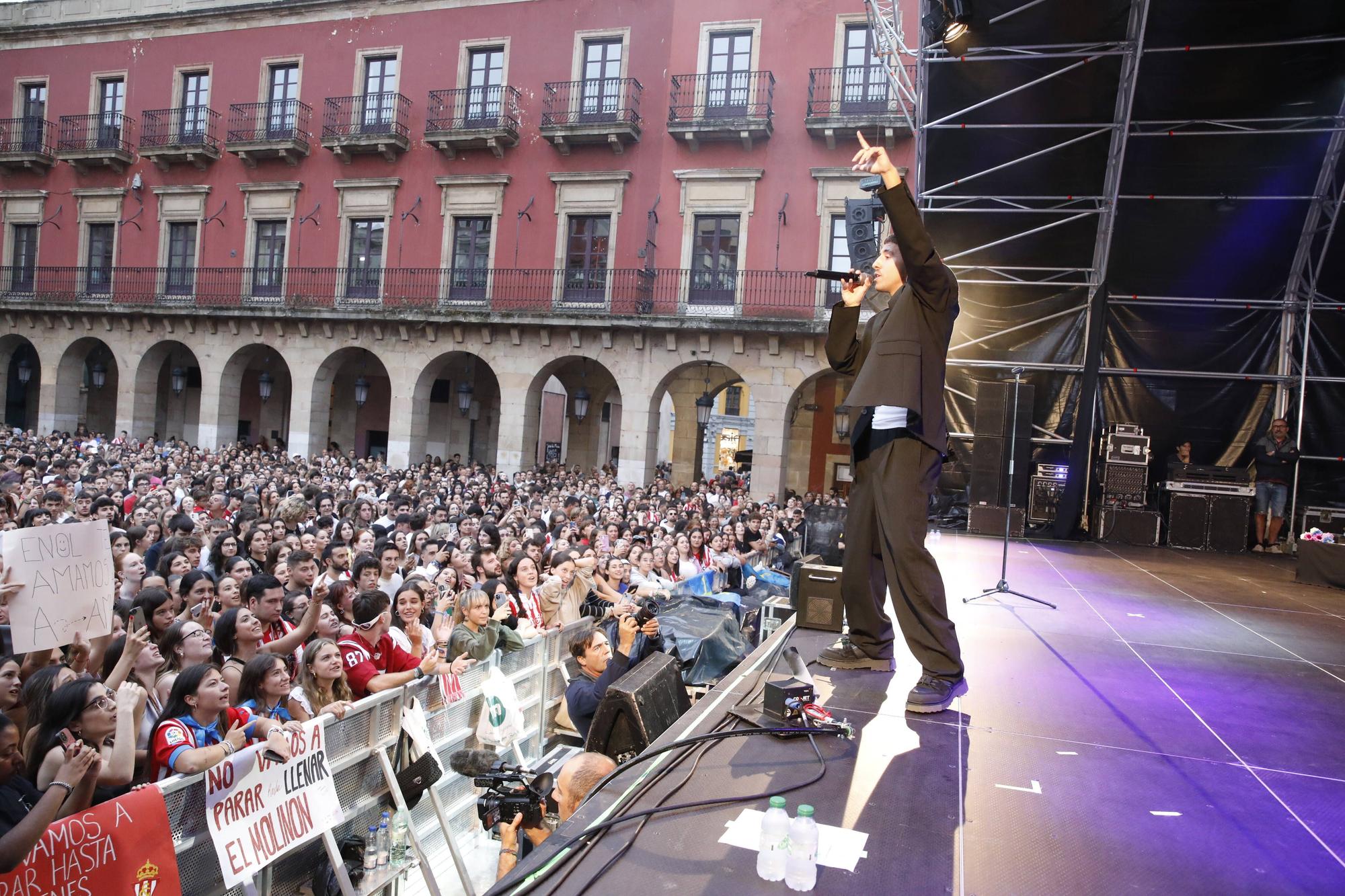 Concierto de Enol en la Plaza Mayor de Gijón