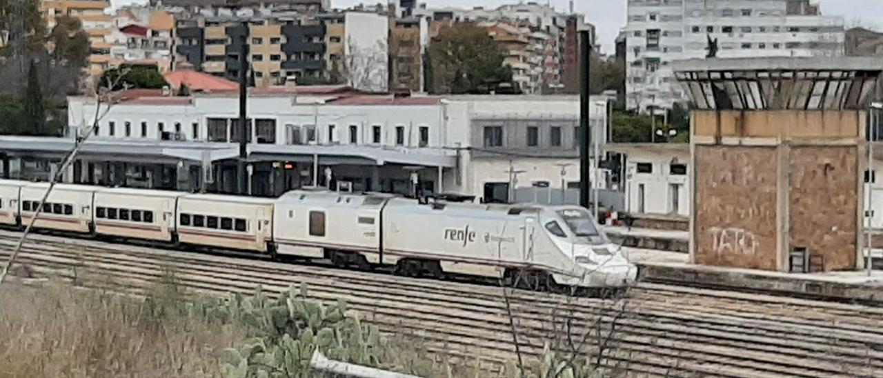 Un tren híbrido hace pruebas en los alrededores de Cáceres.
