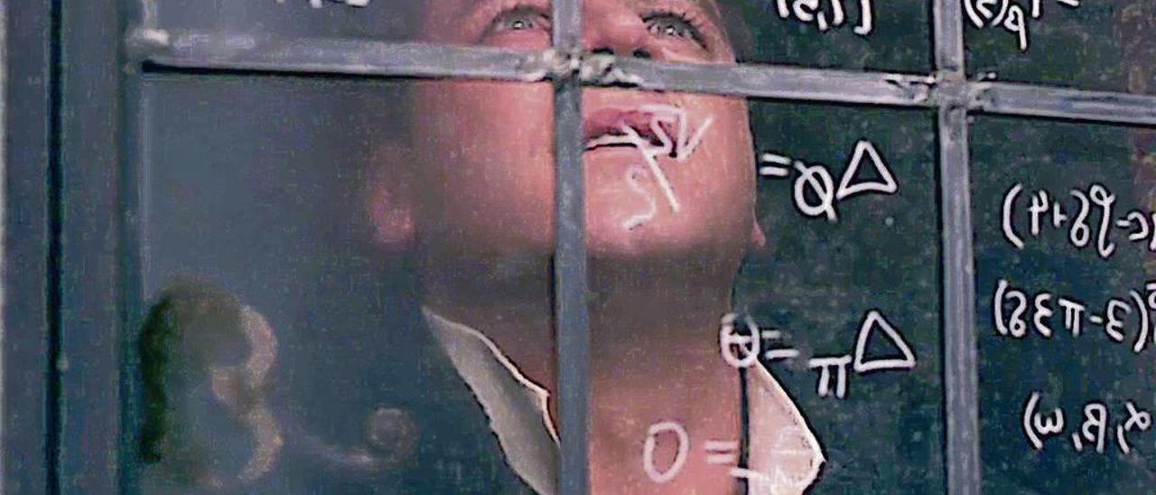 Russell Crowe como John Forbes Nash en &quot;Una mente maravillosa&quot;, creando una hipótesis matemática.