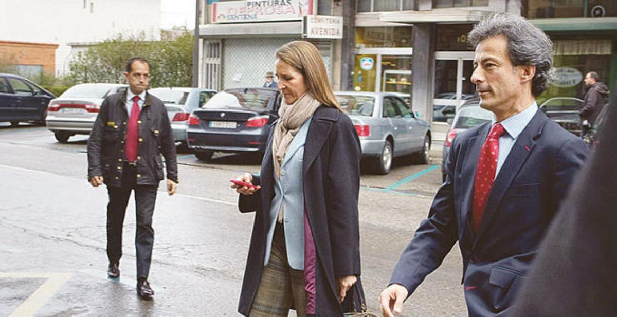 La Infanta Elena cruza la avenida de Lugo junto a Fernando Garrido, de camino a la sidrería.