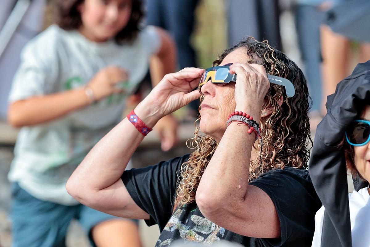 Vecinos y visitantes disfrutan de una jornada marcada por la astronomía en uno de los principales puntos de observación habilitados en Tenerife.