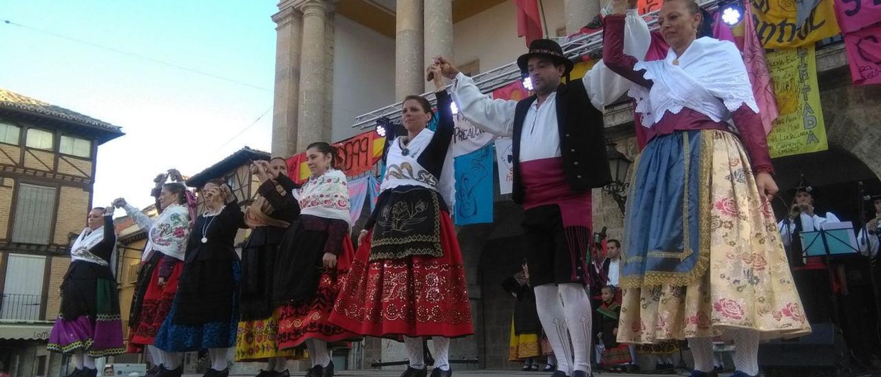 Miembros de Pozoantiguo en dos actuaciones, una en la Plaza Mayor de Toro, anterior a la pandemia, y otra en Pozoantiguo el pasado domingo. | M. J. C. y Ayto. de Pozoantiguo