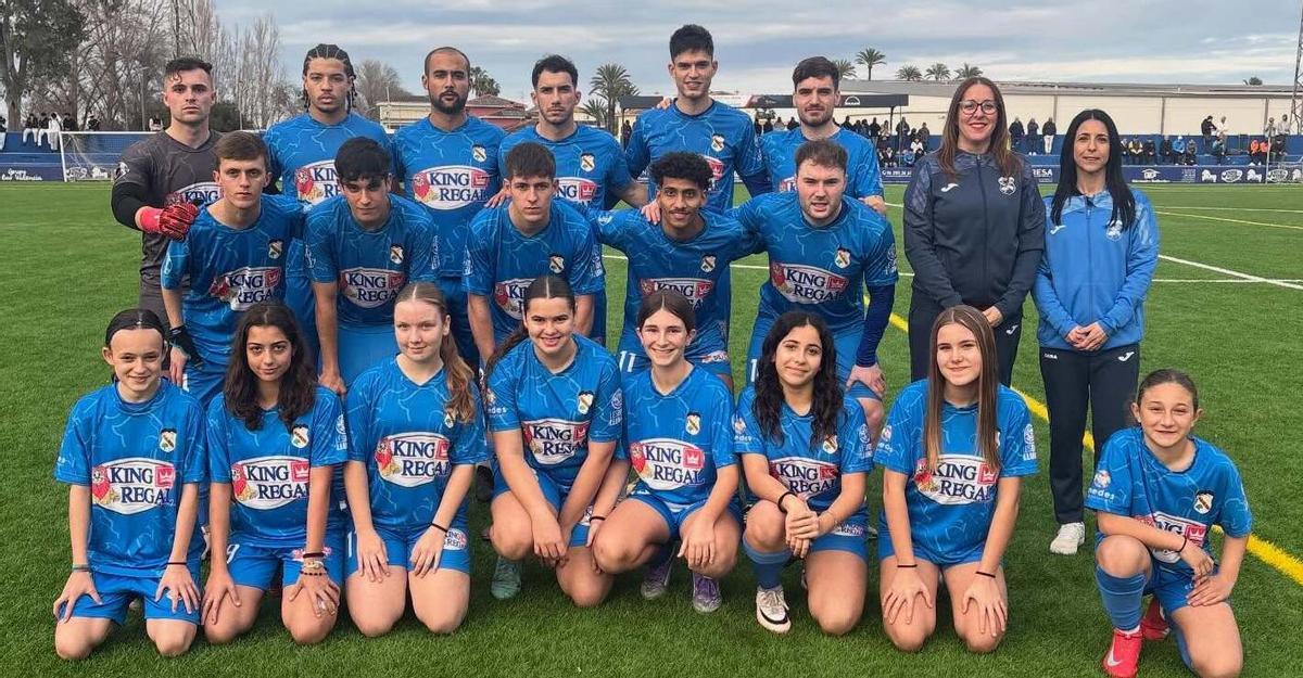El primer equipo de la UD Oliva junto a un conjunto femenino de la base