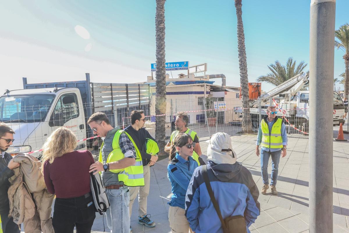 Trabajos de desmontaje y demolición del Kiosco El Tintero en la playa del Cura de Torrevieja por parte del servicio provincial de Costas