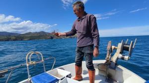 Un pescador devolviendo al mar organismos capturados accidentalmente