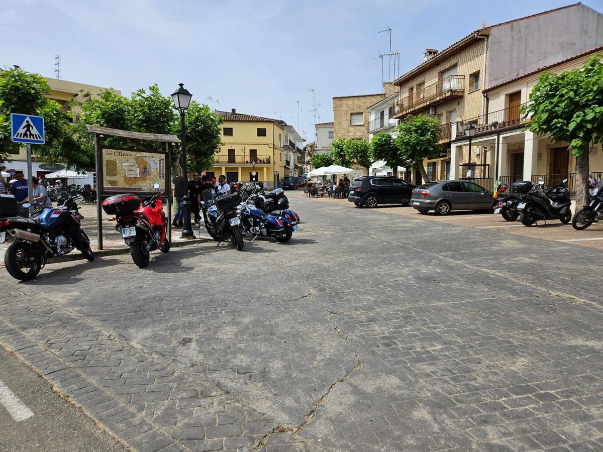 Plaza central del pueblo de Cilleros.