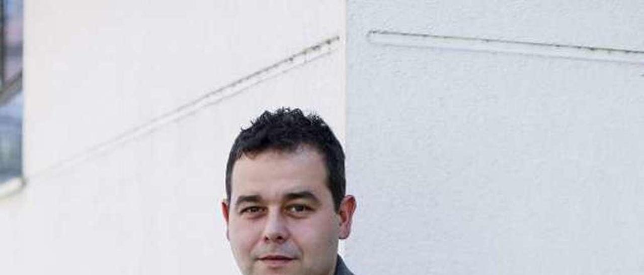 Abel Suárez, en la plaza del Vaticano de Avilés.