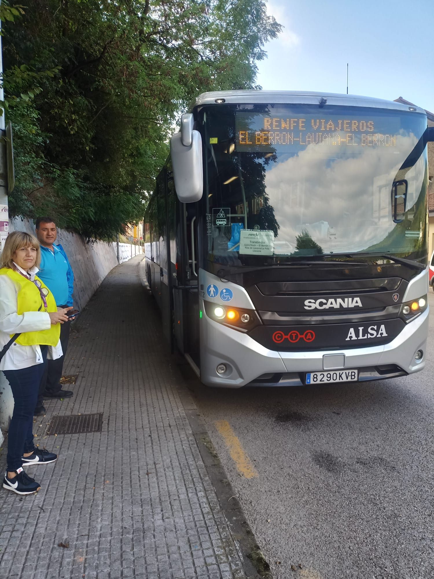 Primer día del transbordo por carretera  por el corte de la vía Gijón-Laviana