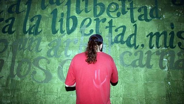 Arriba, Soul traza a spray la caligrafía de los versos de Miguel Hernández