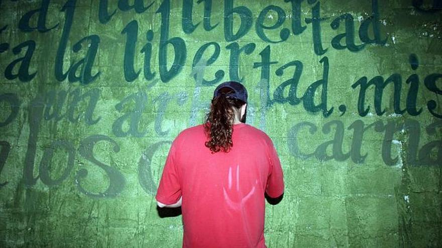 Arriba, Soul traza a spray la caligrafía de los versos de Miguel Hernández