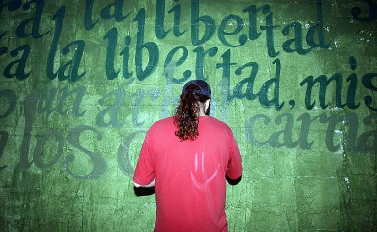 Arriba, Soul traza a spray la caligrafía de los versos de Miguel Hernández
