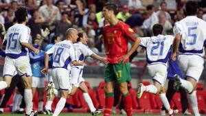 Cristiano Ronaldo, en primer término, abatido por la derrota de Portugal ante Grecia en la final de la Eurocopa de 2004.