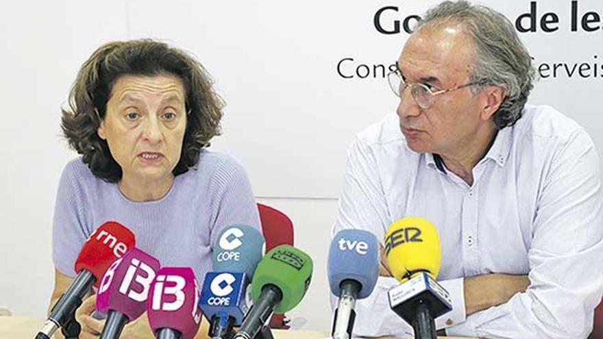 Los consellers de Servicios Sociales, Fina Santiago, y Educación, Martí March, ayer en rueda de prensa.