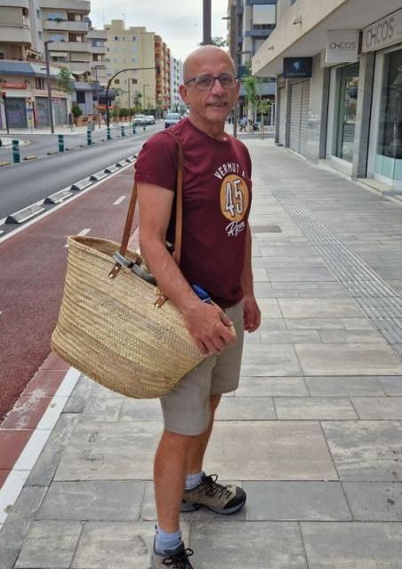 Joan Ribas, senalló al hombro, a punto de hacer la compra.