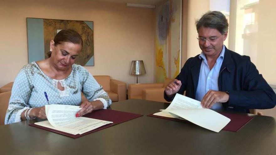 Carmela Silva y Cacabelos, durante la firma en el Palacio de la Diputación de Pontevedra. // FdV