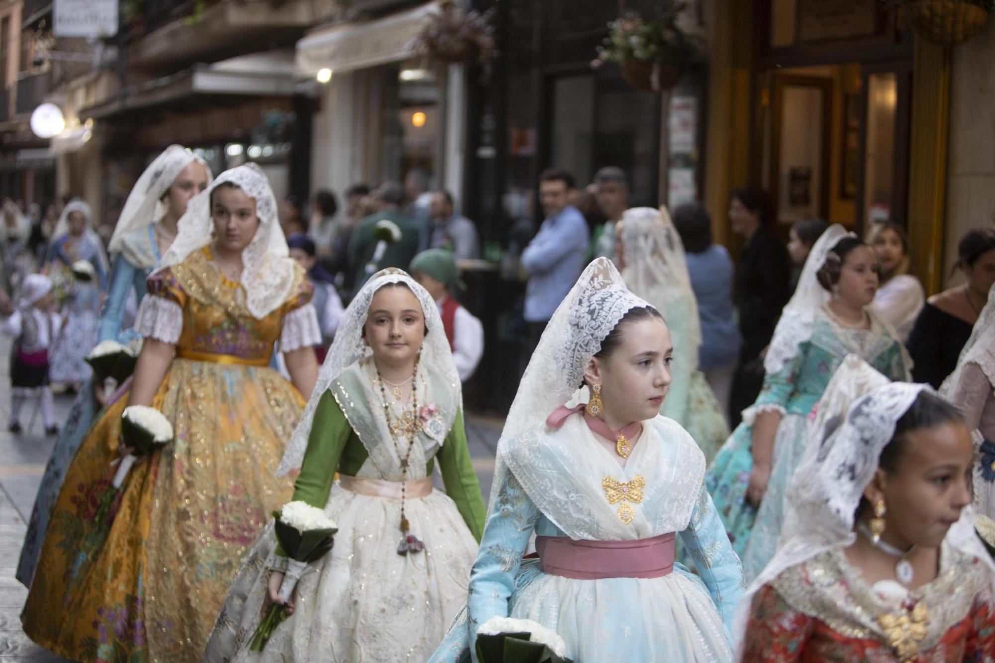 La multitudinaria Ofrenda fallera de Xàtiva, en imágenes