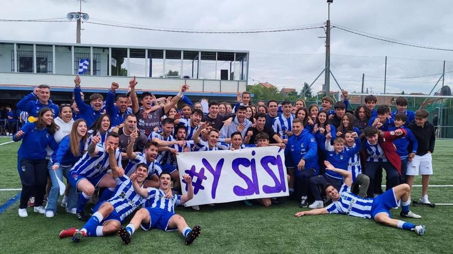 Los jugadores del Valladares celebran el ascenso con amigos y jugadores de la base. |  
// FDV