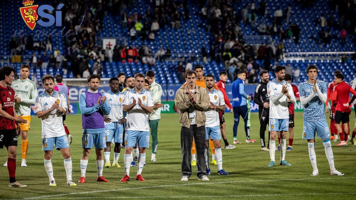 Los jugadores zaragocistas dan las gracias al Ibercaja Estadio tras el partido ante el Mirandés por el apoyo recibido.