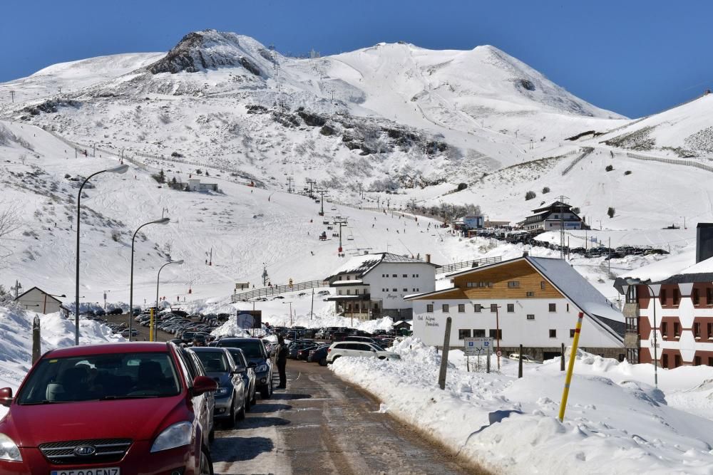 Esquiadores en la estación Valgrande Pajares