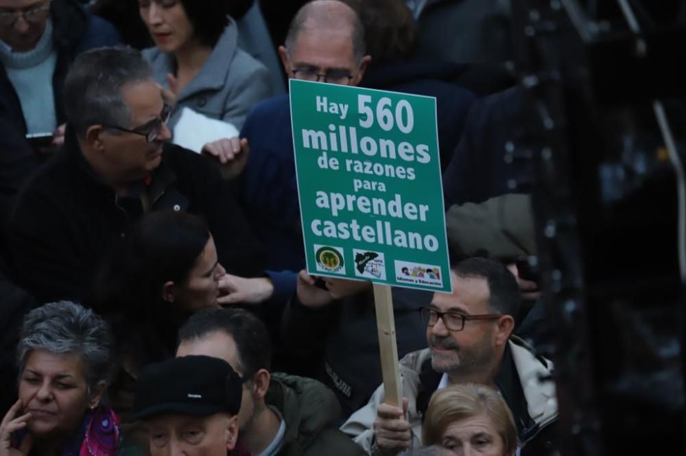 Miles de personas protestan en Orihuela contra la Ley de Plurilingüismo