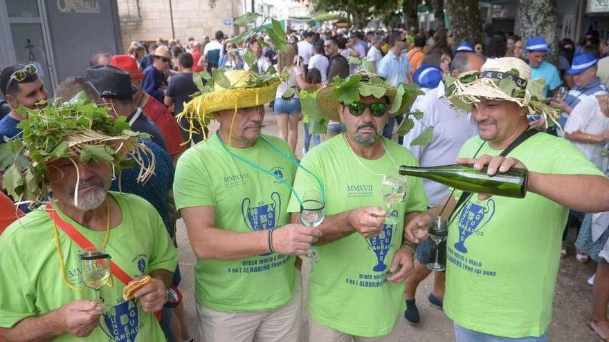 Una peña, durante una pasada edición de la Festa do Albariño. // Noé Parga