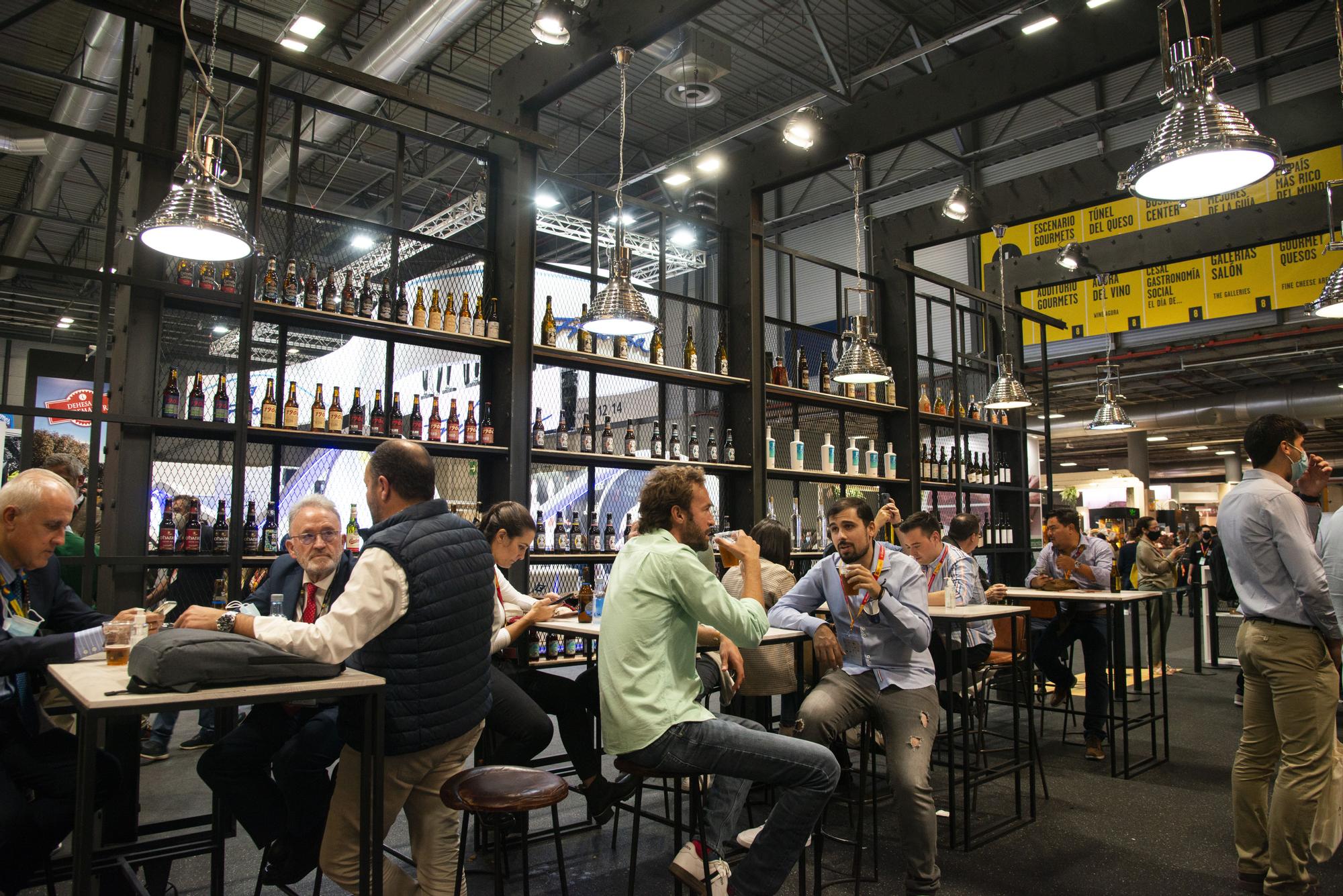 Zona para tomar unas cañas y el aperitivo en el Salón Gourmets.