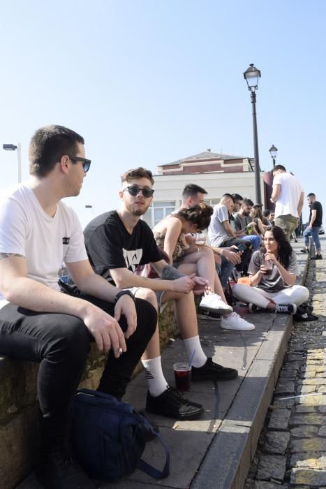 Gente tomando el sol en Gijón